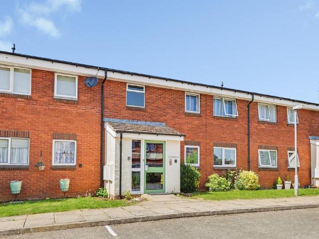 Flat for sale in Northampton, Northamptonshire
