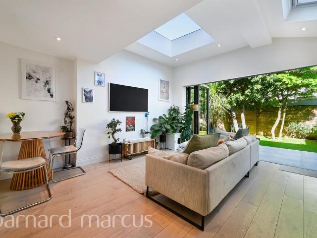 Flat for sale in Furzedown, Greater London