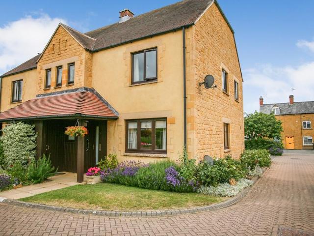 Flat for sale in Fossebridge, Gloucestershire