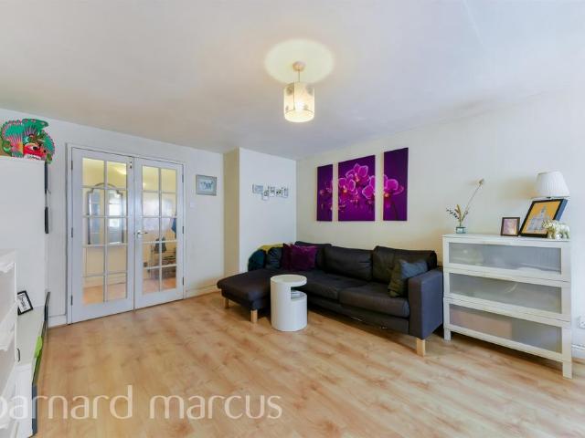 Flat for sale in Furzedown, Greater London
