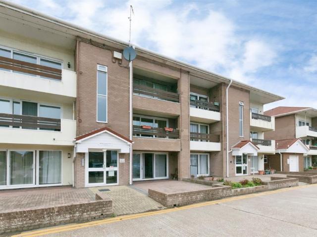 Flat for sale in Kings Park Estate, Eastbourne
