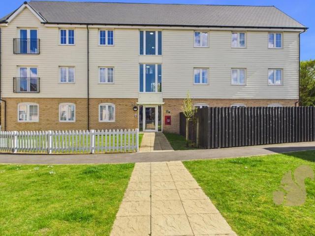 Flat for sale in Chipping Hill, Essex