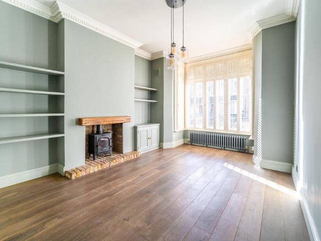 Flat for sale in Hornsey, Greater London