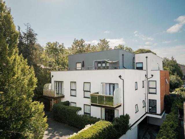 Flat for sale in Hillview, Surrey