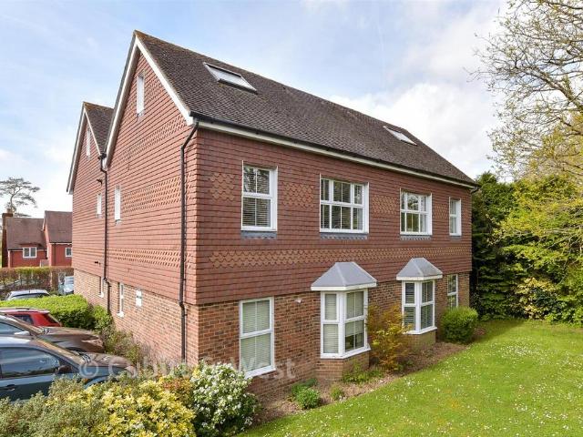 Flat for sale in Ashington, Horsham
