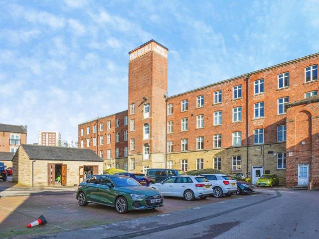 Flat for sale in Armley, West Yorkshire
