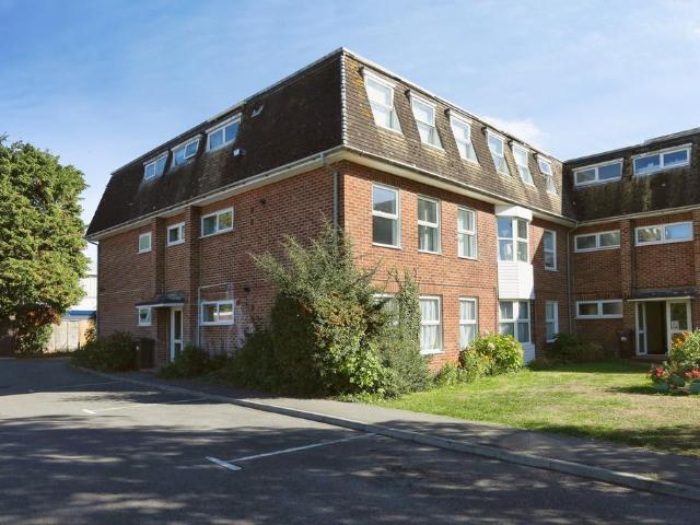 Flat for sale in Botany Bay, Southampton