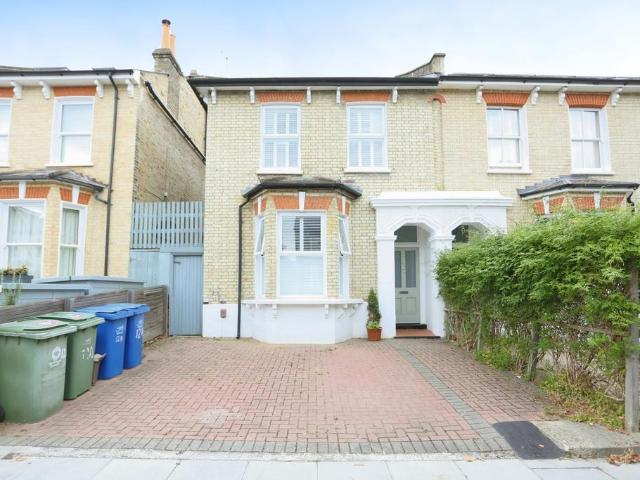 Flat for sale in East Dulwich, Greater London