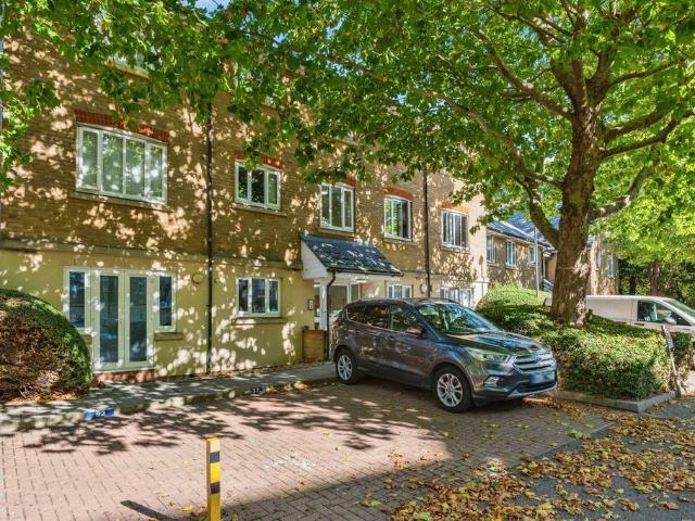 Flat for sale in Purfleet-on-Thames, Essex
