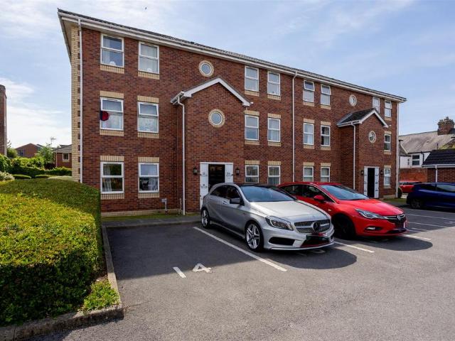 Flat for sale in Foss Islands, High Field
