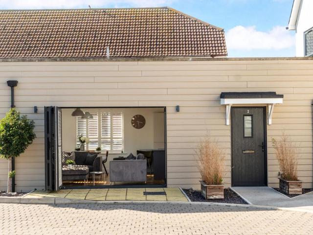 Flat for sale in Littlecote, West Sussex