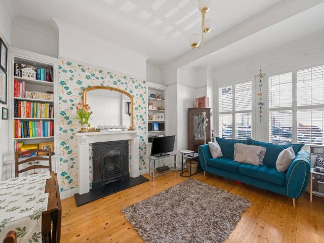 Flat for sale in Cricklewood, Greater London