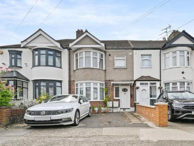 Flat for sale in Lane, Greater London