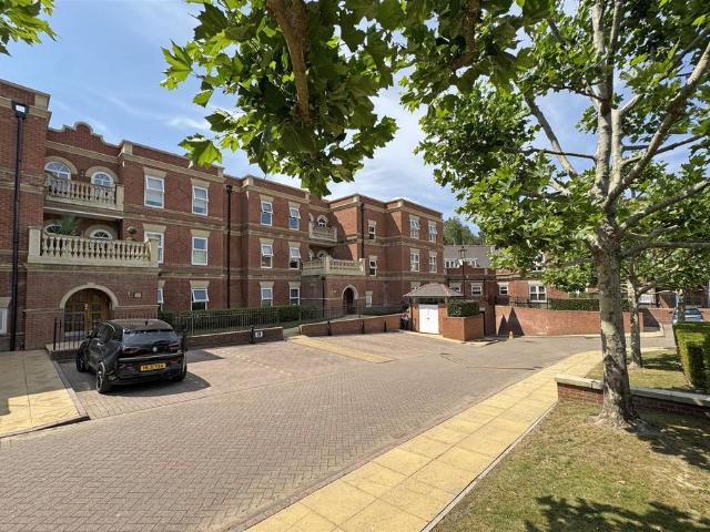 Flat for sale in Wormley, Fole
