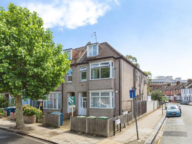 Flat for sale in Wealdstone, Greater London