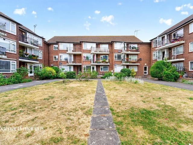 Flat for sale in London Borough of Hounslow, Hanworth