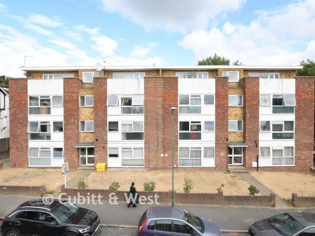 Flat for sale in Wallington, Greater London