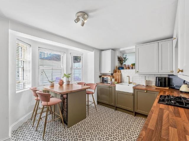 Flat for sale in London Borough of Merton, Raynes Park