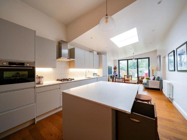Flat for sale in Kilburn, Greater London