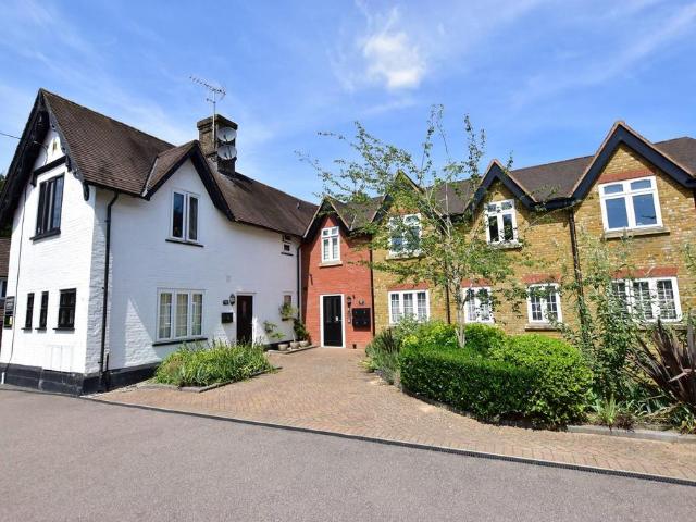 Flat for sale in Batchworth, Hertfordshire