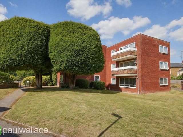 Flat for sale in Broxbourne, Hertfordshire