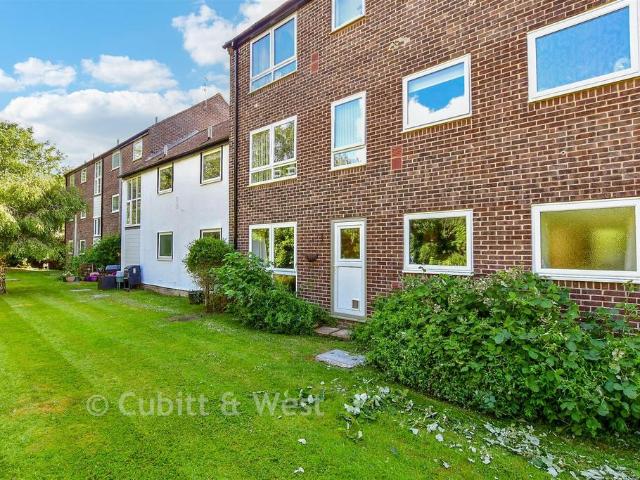 Flat for sale in Barnham and Eastergate, Clapham