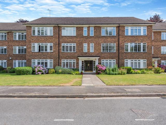 Flat for sale in Northwood, Greater London