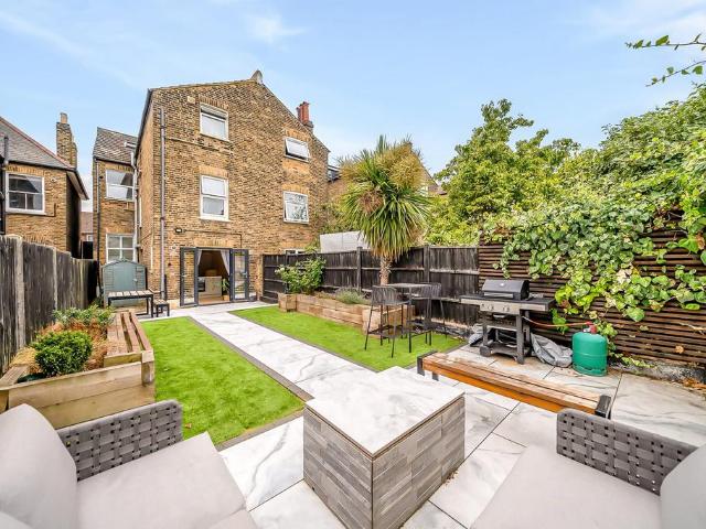 Flat for sale in London Borough of Lewisham, Brockley