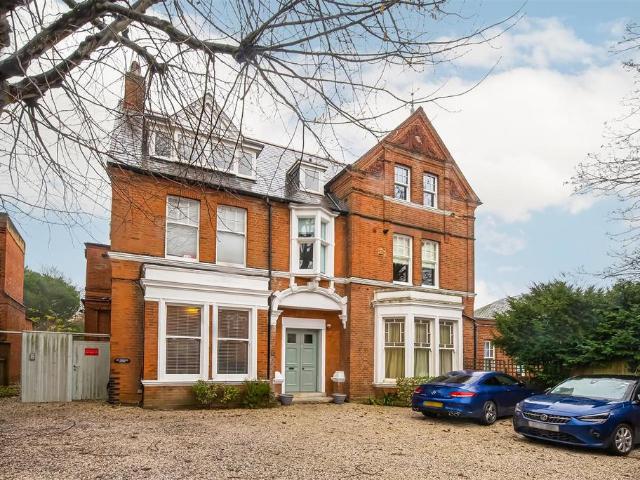Flat for sale in London Borough of Ealing, Park Royal