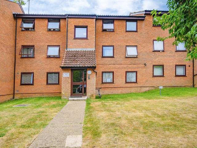 Flat for sale in Woodhall Farm, Pouchen End