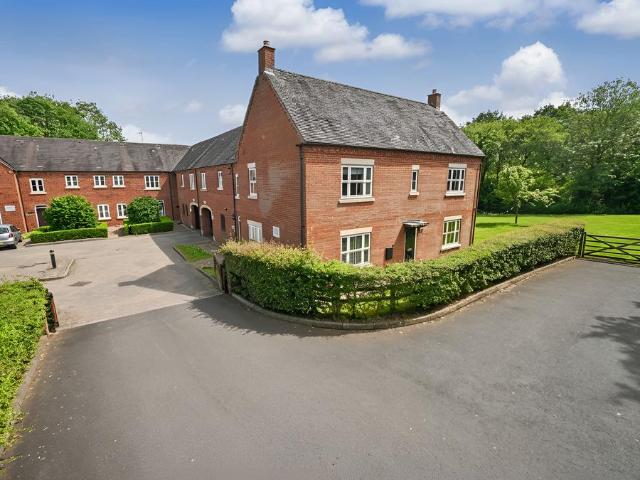 Flat for sale in Goldthorn Hill, Penn