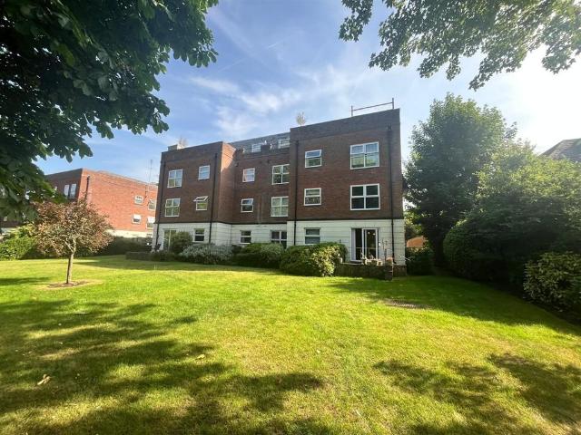 Flat for sale in St Albans, Five Acres