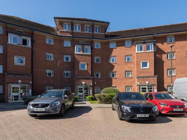 Flat for sale in Southgate, Greater London