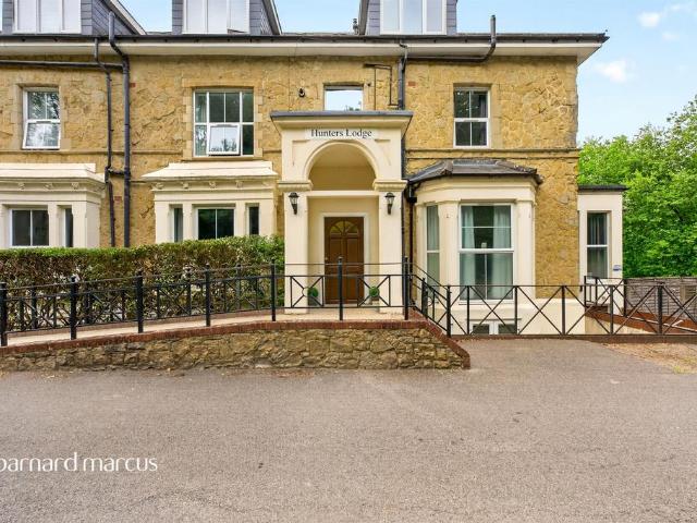 Flat for sale in Red Hill, Surrey