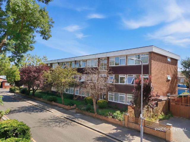 Flat for sale in Gants Hill, Greater London