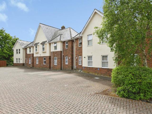 Flat for sale in Barling, Essex