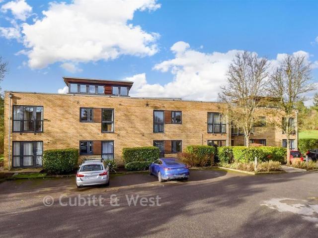 Flat for sale in Woodhatch, Red Hill