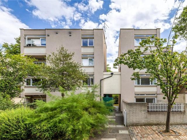 Flat for sale in Clapham, Greater London