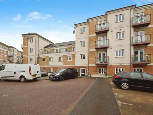 Flat for sale in North Watford, Hertfordshire