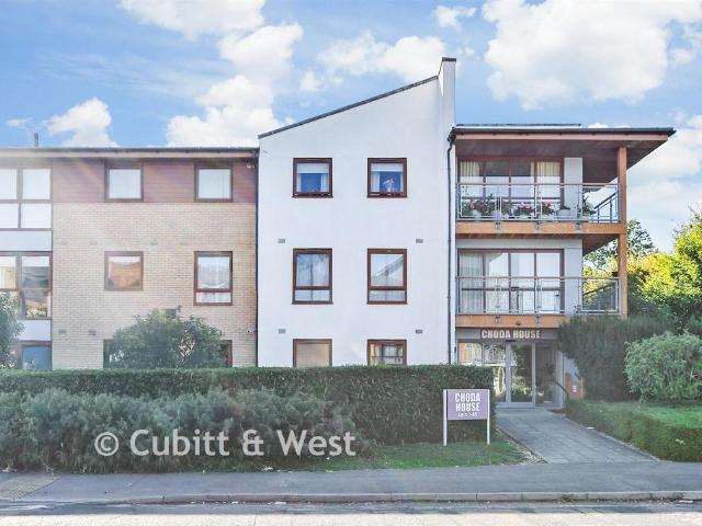 Flat for sale in Three Bridges, Crawley