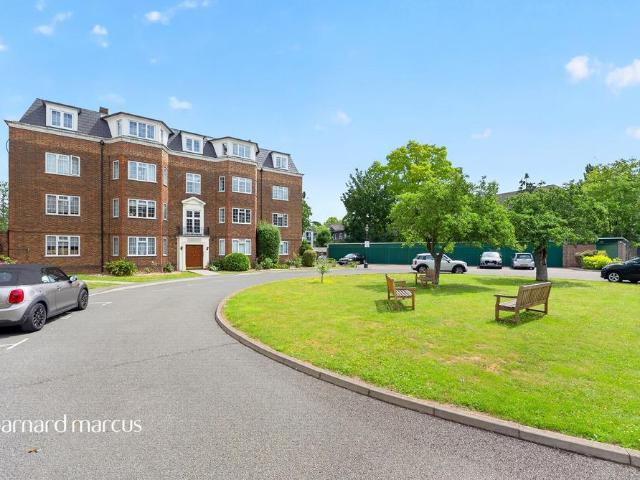 Flat for sale in Motspur Park, Greater London