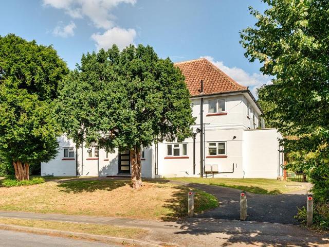 Flat for sale in Manor Park, Epsom