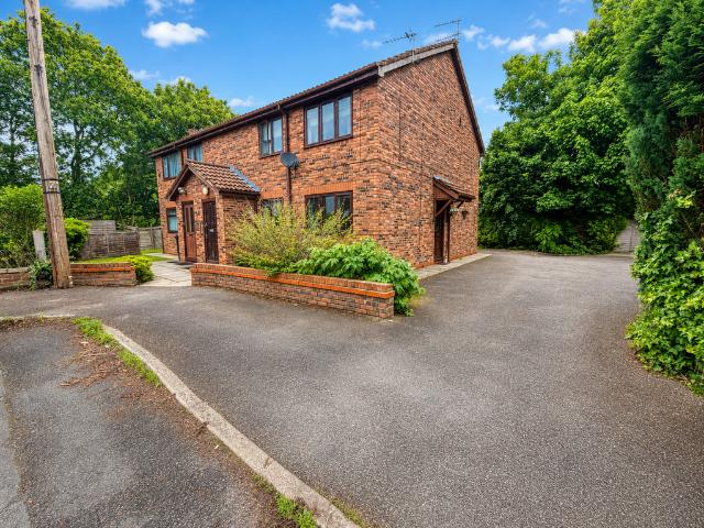 Flat for sale in Cheadle, Greater Manchester