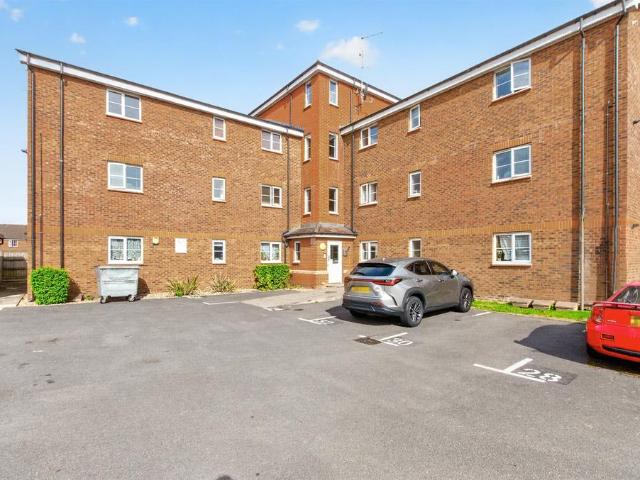Flat for sale in Hatfield, Fretherne