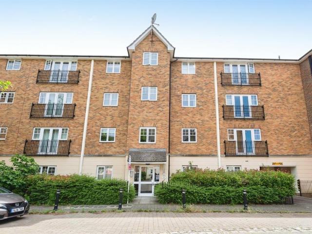 Flat for sale in Purfleet, Essex