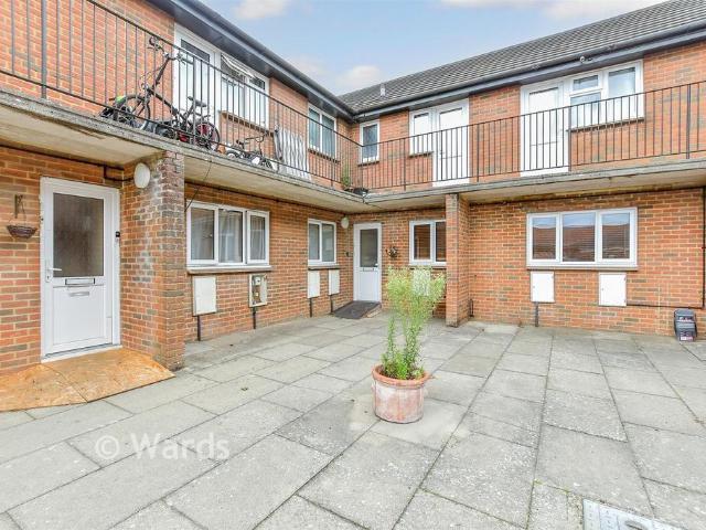Flat for sale in Barracks, Canterbury