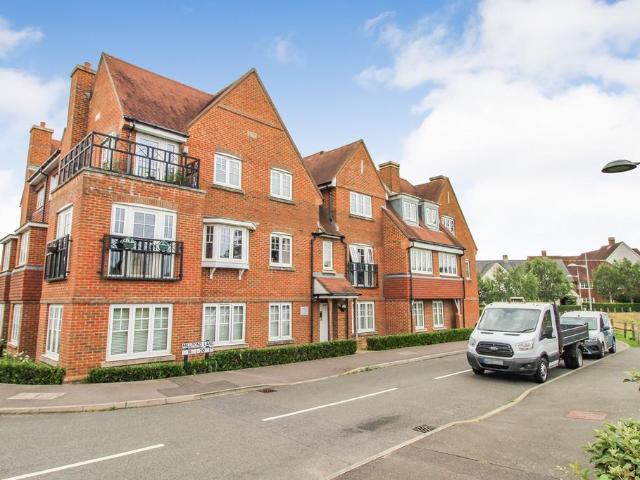 Flat for sale in Kilnwood Vale, Horsham