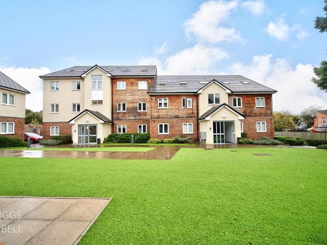 Flat for sale in Spring Park, Luton