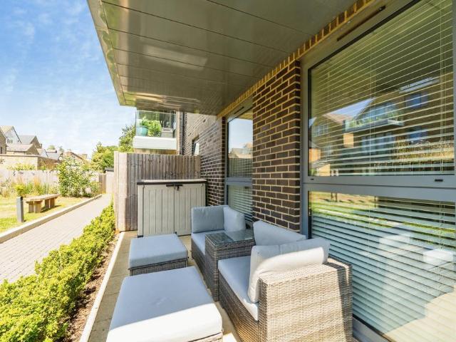 Flat for sale in Surbiton, Greater London
