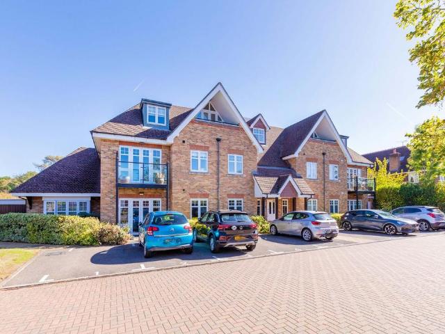 Flat for sale in Bray Wick, Maidenhead